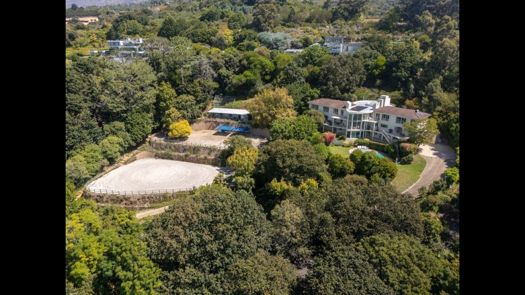 Constantia equestrian home set on 9106 sqm, situated in Cape Town | Hardie Property