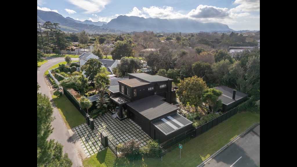 Sweet Valley Constantia home situated on Soetvlei Avenue, Cape Town – Hardie Property